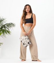 Load image into Gallery viewer, MID POUCH Melia Black on Sandstone