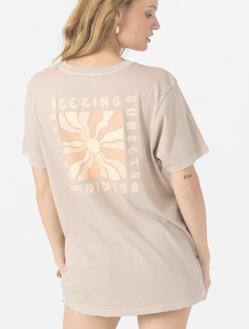 SEEKING SUNSETS TEE Taupe