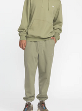 Load image into Gallery viewer, VA Essential Sweatpant Ranger Green
