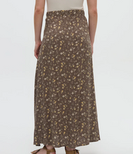 Load image into Gallery viewer, Ashland Skirt Timber scattered floral

