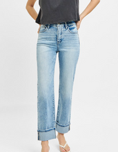 Load image into Gallery viewer, Risen Light Wash Crop Jeans
