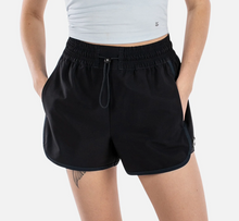 Load image into Gallery viewer, Ventnor Hybrid Short - Black

