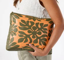 Load image into Gallery viewer, MAX POUCH Kaʻulu - Papaya on Olive
