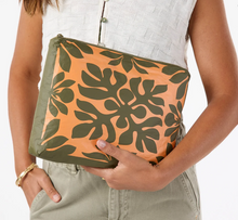 Load image into Gallery viewer, MID POUCH Kaʻulu - Papaya on Olive
