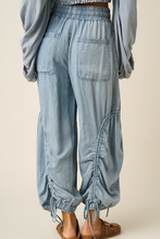 Load image into Gallery viewer, BLOSSOM WASHED CHAMBRAY ADJUSTABLE LEG BALLOON PANTS Denim
