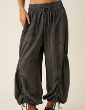 Load image into Gallery viewer, BLOSSOM WASHED CHAMBRAY ADJUSTABLE LEG BALLOON PANTS Black
