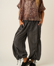Load image into Gallery viewer, BLOSSOM WASHED CHAMBRAY ADJUSTABLE LEG BALLOON PANTS Black
